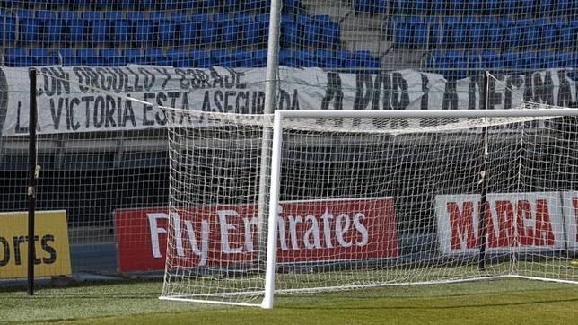 La plantilla entrena junto a una pancarta que pide «orgullo y coraje»