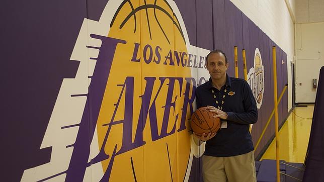 Messina: «Si yo fuera un rival, no estaría contento de jugar contra los Lakers»
