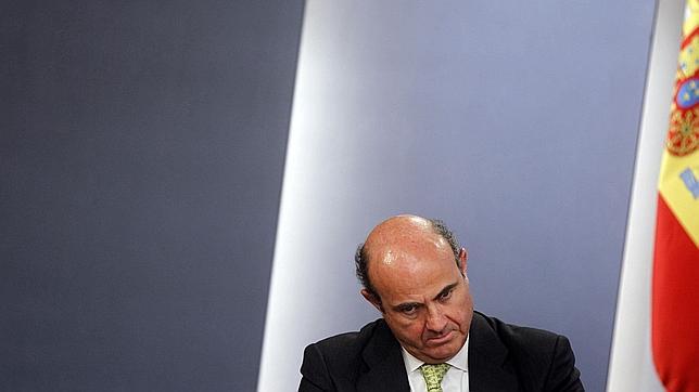 Guindos aprieta a Bankia, Novagalicia y las cajas medianas