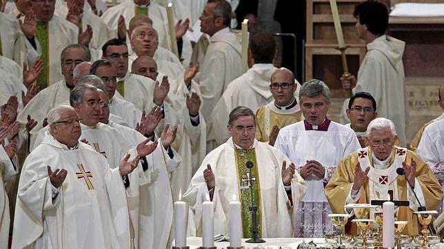 El ala conservadora promueve al obispo Meneses como sustituto de Sistach