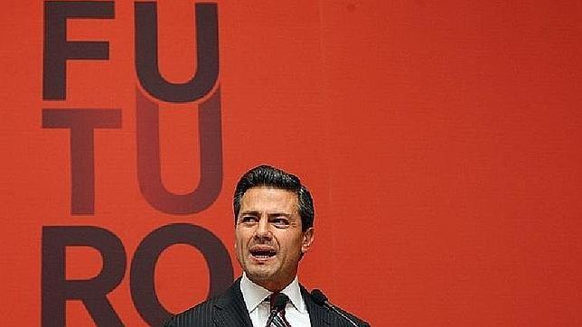 Peña Nieto, candidato del PRI, sigue firme al frente de las encuestas tras un mes de campaña