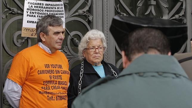 Una anciana desahuciada hace cinco meses se encadena frente al Banco de España