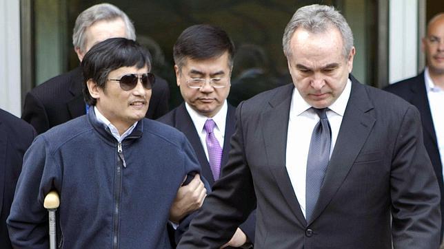 La fuga del disidente ciego enturbia las relaciones entre China y EE.UU.