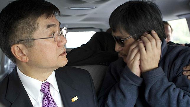 El disidente ciego chino: «Mi esperanza es viajar con mi familia a EE.UU. en el avión de Clinton»