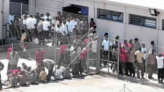 Los CIE tendrán prensa, biblioteca y juegos de mesa, si hay dinero