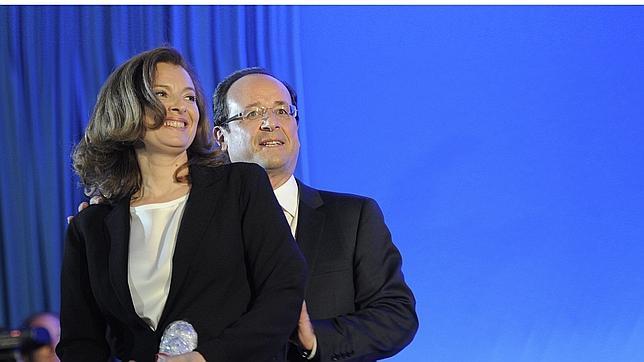 Los consejeros de Hollande le urgen a casarse para para evitar incidentes diplomáticos