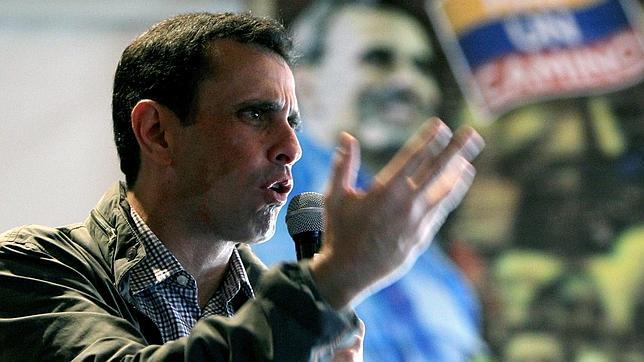 Capriles se va de gira para tratar de recortar distancia con Chávez