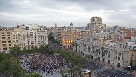 Los «indignados» arrasan el montaje de la mascletà instalada en la plaza del Ayuntamiento