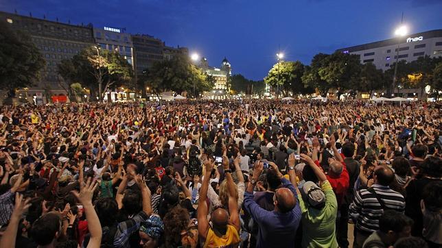 Decenas de indignados han pasado la noche acampados en la Plaza de Cataluña