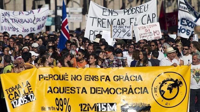 Palma de Mallorca: La Policía desaloja de la Plaza de España a más de 150 «indignados»