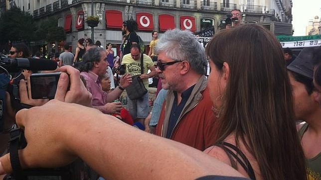 Almodóvar se deja ver en la Puerta del Sol