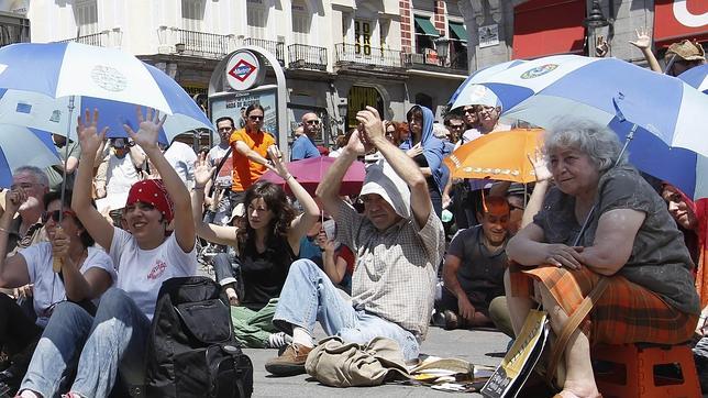 Sol sigue celebrando el aniversario del 15M pese al desalojo