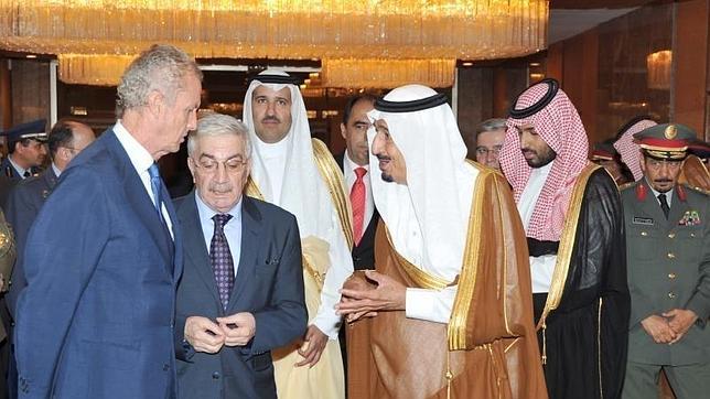 Morenés visita Arabia Saudí para impulsar acuerdos en Defensa