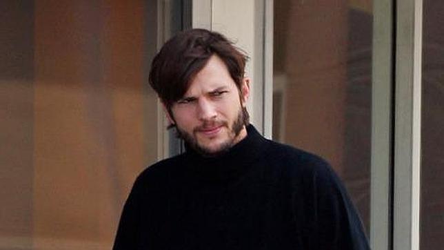 Primeras imágenes de Ashton Kutcher caracterizado de Steve Jobs