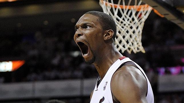 La lesión de Bosh inquieta al favorito de la NBA
