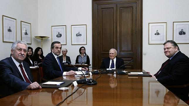 El presidente griego propone un gobierno tecnocrático y aplaza la reunión a mañana