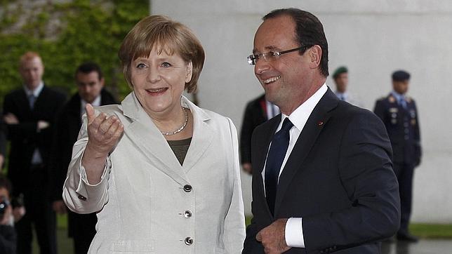 Hollande, obligado a tomar un segundo avión tras ser alcanzado el primero por un rayo