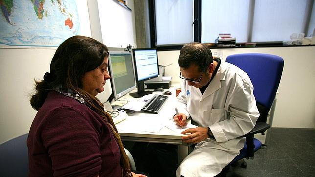 Las bajas médicas caen por el miedo al despido