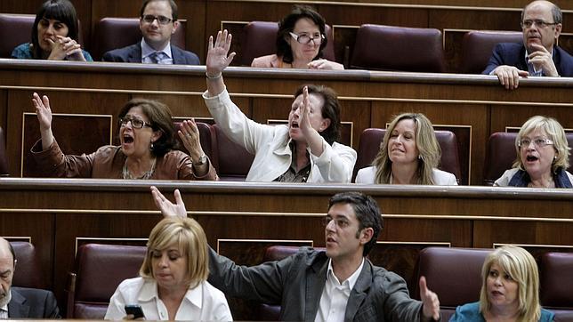 Estalla la bronca entre Celia Villalobos y el PSOE tras defender a Ana Mato