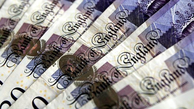 Le pagan por error el sueldo de un jefe con su mismo nombre y huye al extranjero