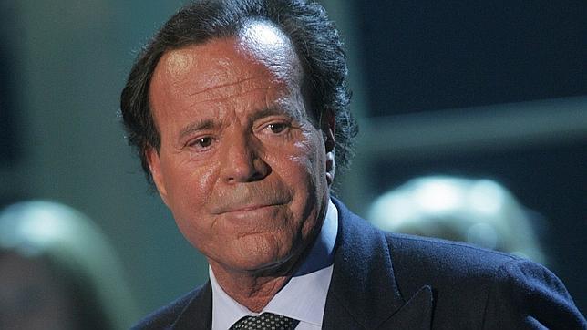 Julio Iglesias dará un concierto frente al juzgado que no le localiza