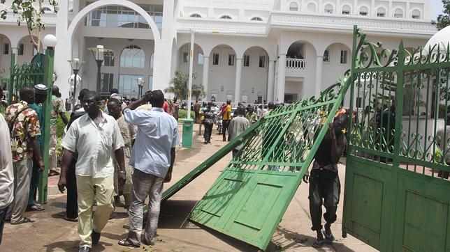Herido el presidente de Malí en el asalto a su palacio por defensores del golpe de Estado
