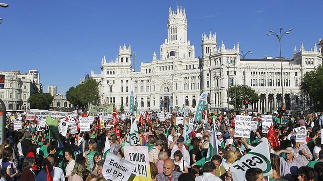 Miles de personas protestan por los recortes en la enseñanza