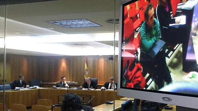 «Disparó a mi marido, bajó la cabeza mirándome... y ahí se acabó mi vida»