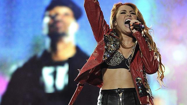 Miley Cyrus se retoca uno de sus 14 tatuajes