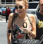 Miley Cyrus se retoca uno de sus 14 tatuajes