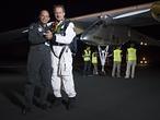 El avión Solar Impulse «carga pilas» en Barajas