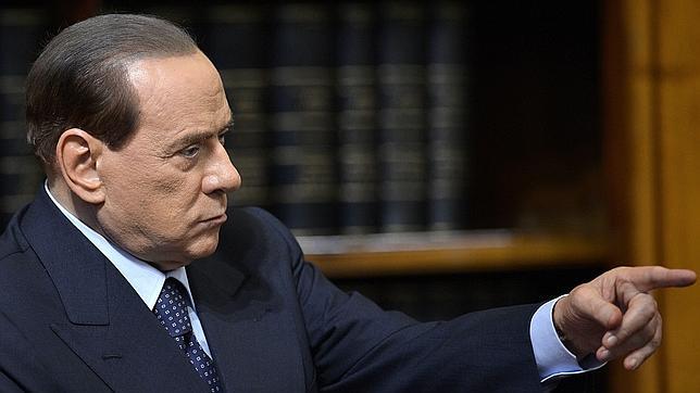 La decadencia de Berlusconi frente al cómico Grillo