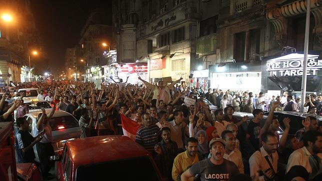 Manifestantes egipcios incendian la sede del candidato presidencial Shafiq