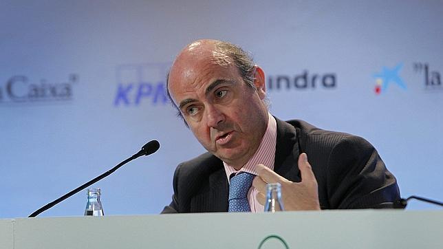 De Guindos: «El futuro del euro está en juego en España e Italia en estas semanas»