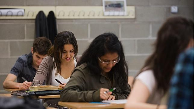 Aprueba los exámenes finales y, además, con nota