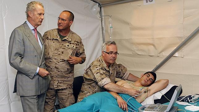 Morenés ve «prioritario» atraer       nuevos médicos a las Fuerzas Armadas