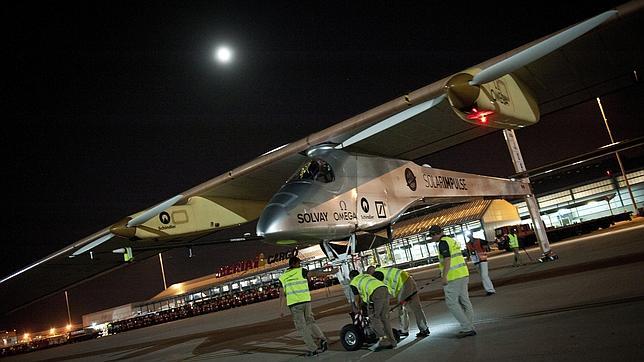 El avión «Solar Impulse» despega de Barajas hacia Marruecos
