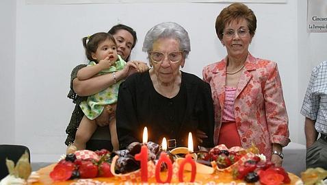 Galicia, con 1.200 personas centenarias, necesita geriatras