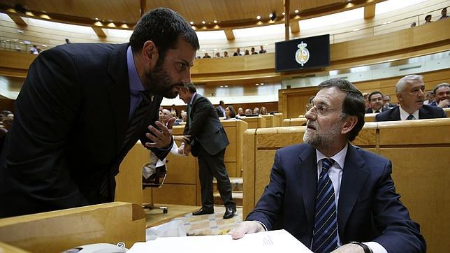El PSOE se queja por el trato al senador que entregó un casco minero a Rajoy