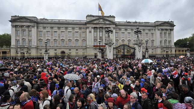 El lado oscuro del Jubileo de Isabel II: desempleados a la intemperie y por escasa remuneración