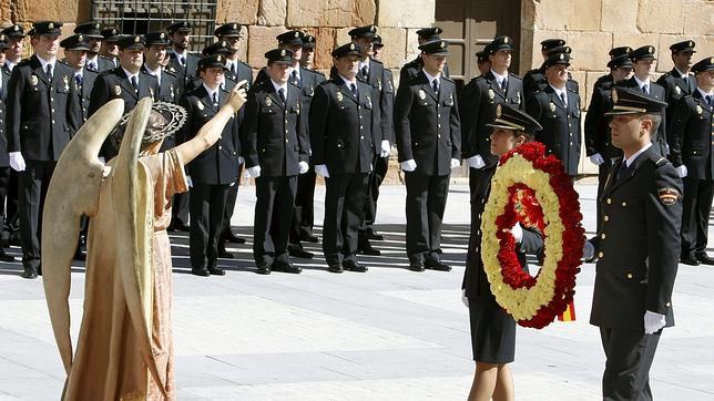 La Policía Nacional condecora a 74 agentes por la ayuda prestada tras los seísmos en Lorca