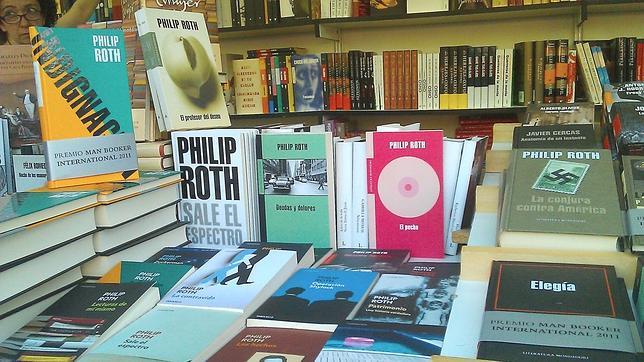 Mucho Murakami y poco Philip Roth en las casetas de la Feria del Libro de Madrid
