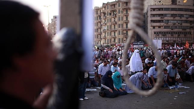 Mubarak sufre un bajón de salud y los médicos estudian trasladarlo a un hospital