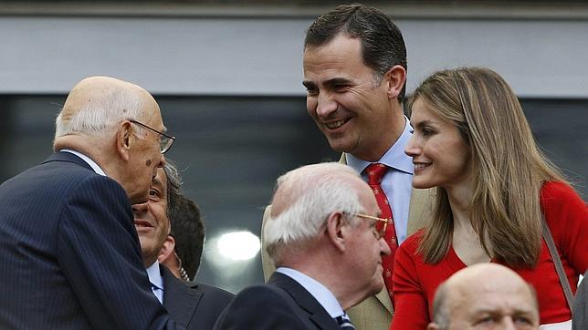 El abrazo de Napolitano a Buffon tras el España-Italia: «Ganar anima a los países en dificultad»