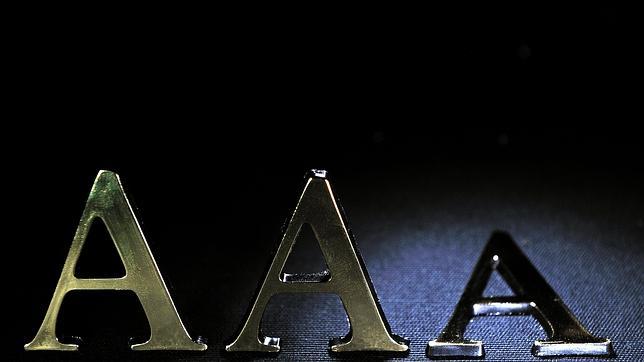 Fitch degrada a otros 18 bancos españoles tras bajar ayer la calificación de BBVA y Santander