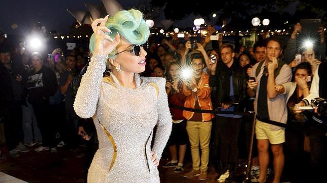 Lady Gaga se lleva el color del verano, el verde agua, a un peinado «vintage»