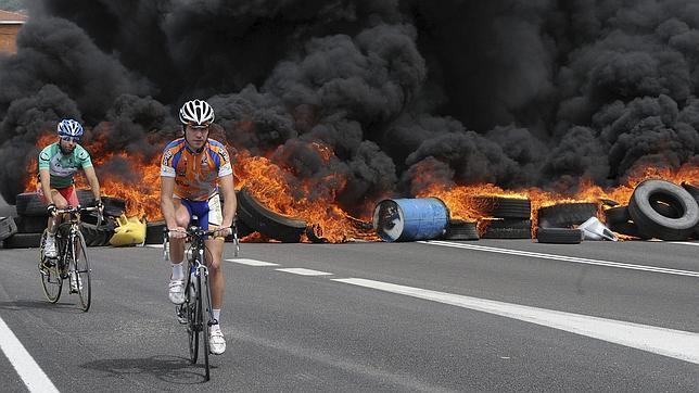 Un tren de mercancías choca contra una barricada de la protesta minera en León