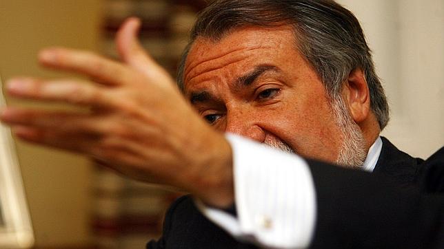 Mayor Oreja: «ETA nunca ha acariciado tanto el poder como hoy»