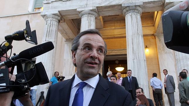 Samarás estrena su cargo de primer ministro griego con un desprendimiento de retina