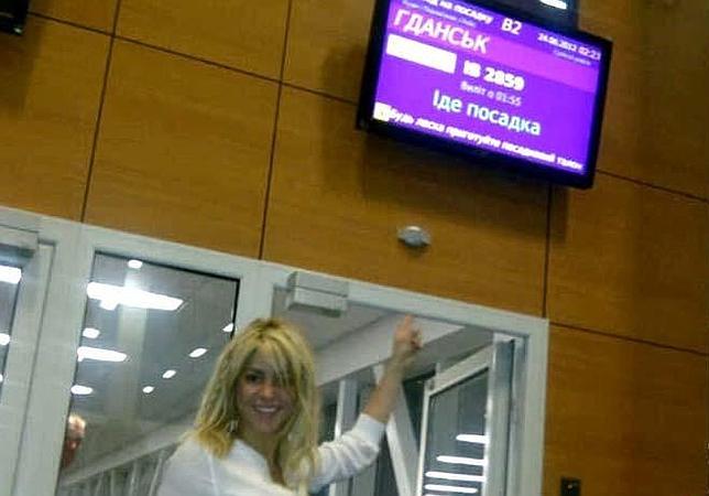 Shakira sigue a Piqué en la Eurocopa como una «groupie»